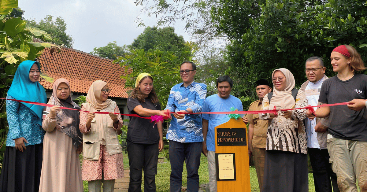 Carbon reduction and emission reduction process Realizing Green Villages Through Solar Panel Installation: STF UIN Jakarta Partners with Tokio Marine- Cidokom West Java