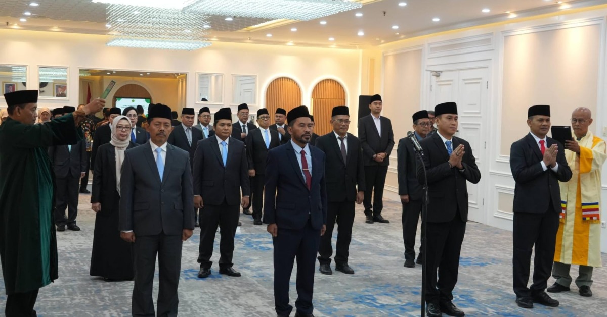 Menag Lantik Dua Kepala Biro UIN Jakarta, Arfi Hatim dan Yayat Supriyadi