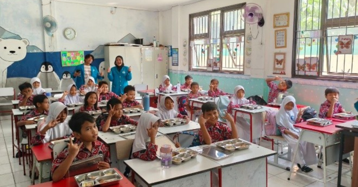 متابعة السياسات العامة: طلاب قسم العقيدة والفلسفة الإسلامية بجامعة شريف هداية الله الإسلامية الحكومية بجاكرتا يطّلعون على تنفيذ برنامج الوجبات الغذائية المجانية في المدرسة الابتدائية الحكومية رقم 01 راوا بونتو