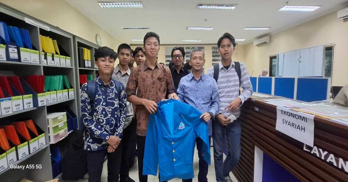 Handover of New Students' Alma Mater Jackets, Head of FEB Administration Messages to Keep the Good Name of the Campus