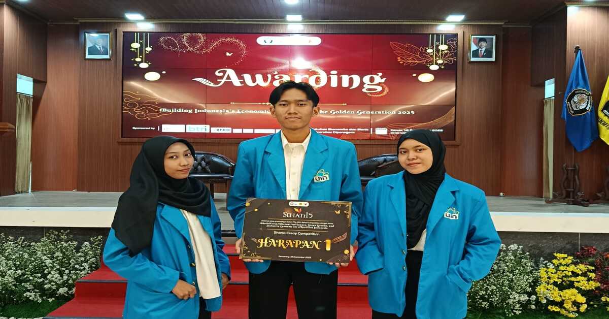 Three students of the Islamic Economics Study Programme of FEB won the 4th best position in the Essay Competition at Diponegoro University
