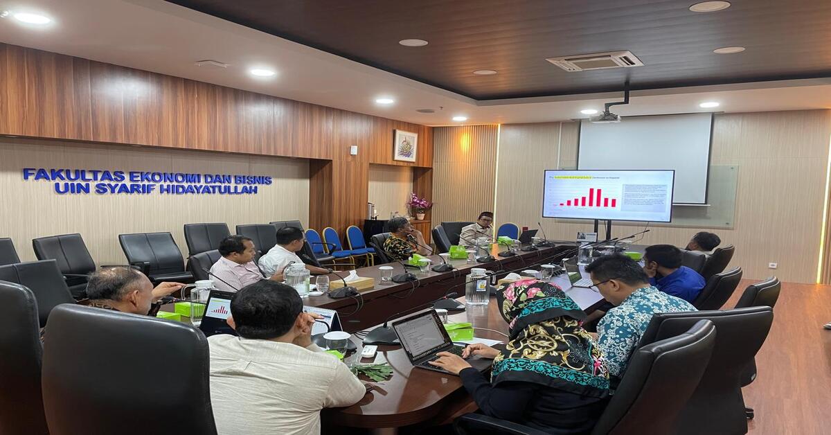 Visiting Professor Prodi Doktor Perbankan Syariah: Transformasi Data ke Narasi bersama Prof. Dr. Razali Haron