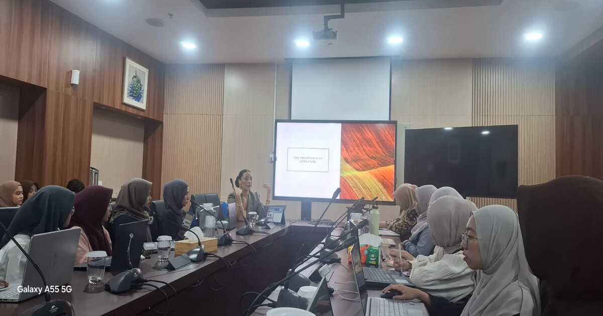 Session 3 of the International Student Research Camp, Sharia Economics Study Program Presents Lecturers from Erasmus University Rotterdam