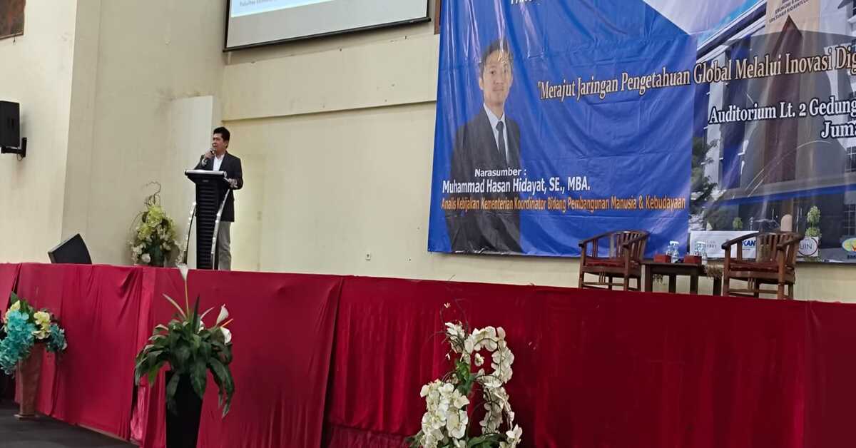 Student Graduation Ceremony, Dean of FEB Says Becoming a Bachelor is Just the First Step