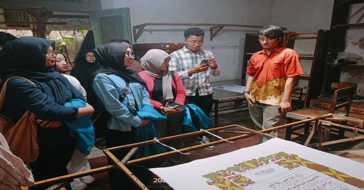 Program MBKM Nasional, 14 Mahasiswa FEB Ikuti Kegiatan Membatik di Laweyan Solo