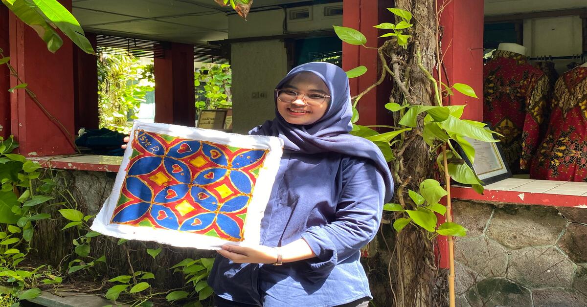 Lestarikan Budaya Indonesia, 14 Mahasiswa FEB UIN Jakarta Belajar Membatik di Laweyan Solo