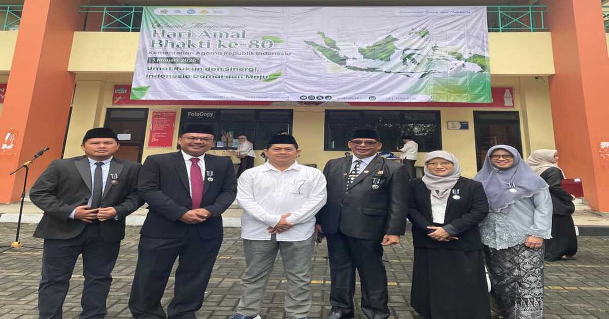 Commemorating the Ministry of Religious Affairs' Charity Day, 6 FEB Lecturers Receive Satya Lencana Award