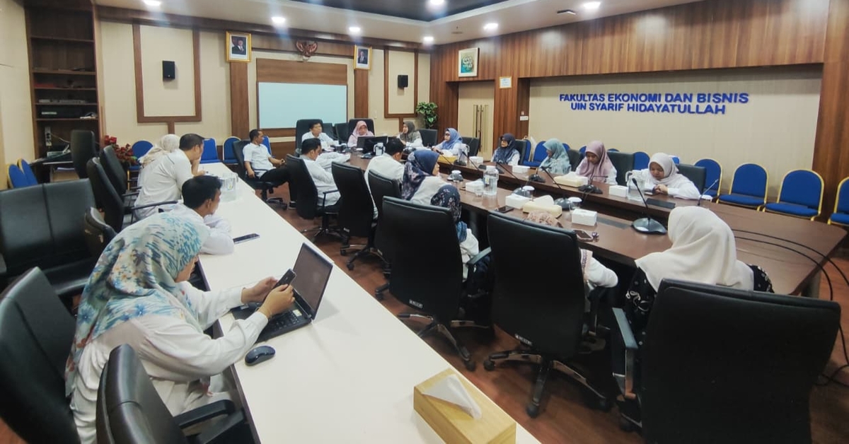 FEB Gelar Rapat Koordinasi Tenaga Kependidikan: Fokus Evaluasi Kinerja WFH dan Persiapan Akreditasi