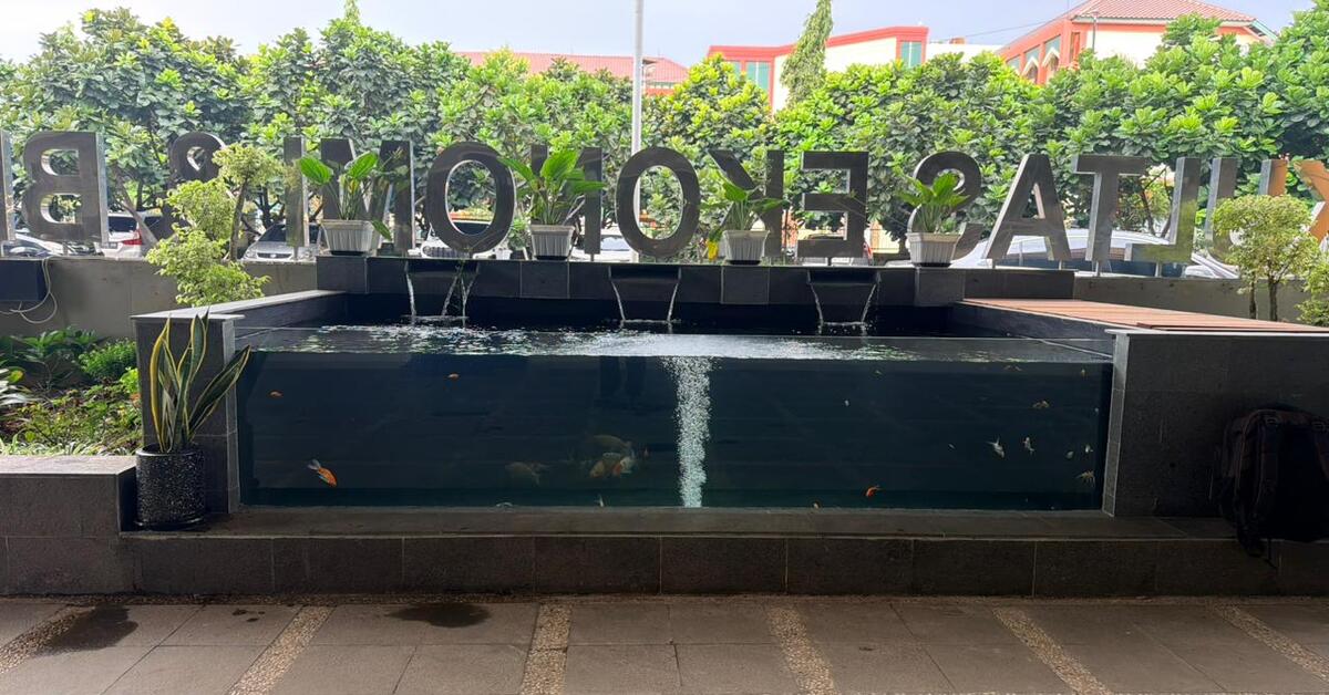 Oase Berwarna di Selasar Kampus: Menemukan Ketenangan di Depan Lobi FEB 