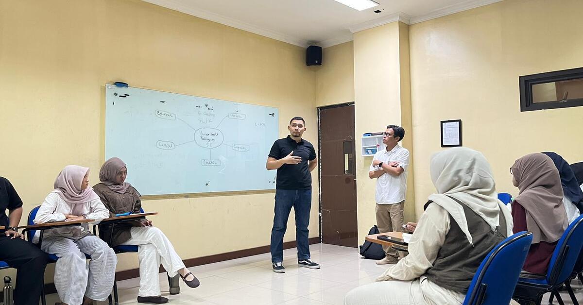 Jembatani Teori dan Realitas Industri, Prodi Ekonomi Syariah FEB UIN Jakarta Hadirkan Head of Sharia Transaction Maybank Indonesia dalam Program Praktisi Mengajar