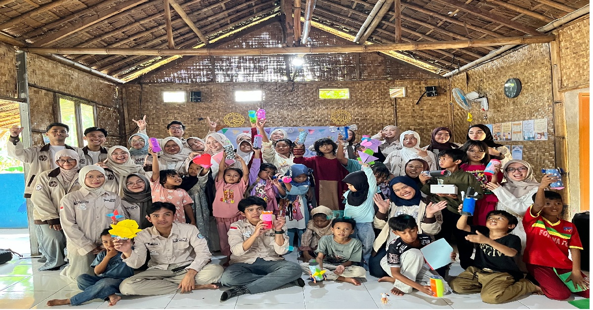 KOMPAS (Kolaborasi Mahasiswa Psikologi Akuntansi Sosial) 2026: Kegiatan Kreasi membuat celengan dengan botol bekas