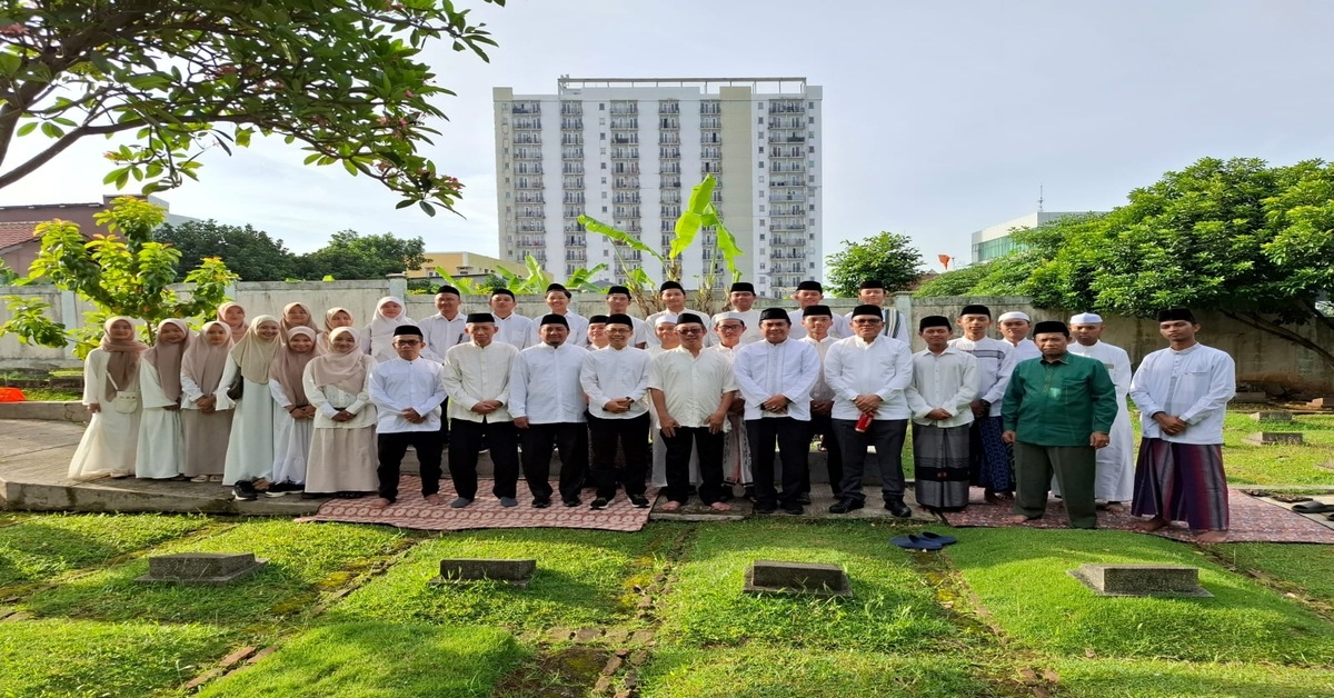 UIN Jakarta Gelar Ziarah Qubur, Rektor dan Pimpinan Panjatkan Doa untuk Para Rektor yang Telah Wafat