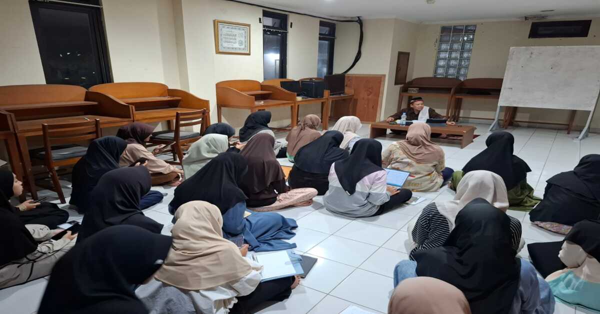 Membangun Karakter Santri: Mahasantri Mabna Syarifah Mudaim Ikuti Ta’lim Rutin Ba’da Magrib Bersama Kepala Ma'had Al-Jamiah