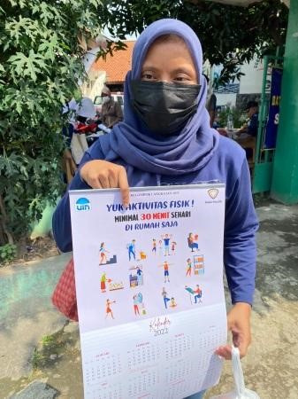 Pengabdian Masyarakat: Kelompok 1 PBL Prodi Kesmas Melakukan Edukasi Aktivitas Fisik Melalui Media Kalender di Kelurahan Cipayung