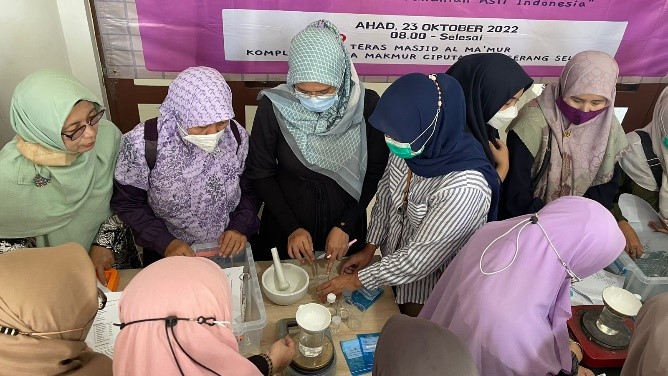 Program Studi Farmasi Bekerja Sama dengan Pengurus Daerah Salimah Tangerang Selatan dalam Hal Pembuatan Kosmetik dari Bahan Alam yang Aman dan Halal